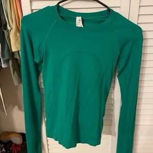 Luluemon swiftly tee in color evergreen (discontinued)